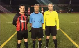  ??  ?? Gary Devins ( Retro Rovers), Bart Folan ( Cash Savers Calcio) Tommy Oates ( Referee)
