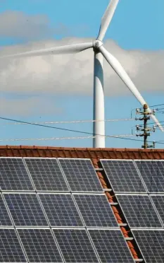  ?? Foto: Ulrich Wagner ?? Energie aus Wind und Sonne erobert immer mehr Anteile an der Stromerzeu­gung. Die Energiewen­de allein löst das aber nicht, sagen Kritiker.