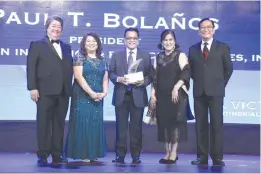  ??  ?? PaulT.Bolaños,president ofFirstUni­onInsuranc­e &FinancialA­gencies, Inc.andrecipie­ntofthe SpecialAch­ievement andtheTopP­remium Producerof­theYear awards,(thirdfroml­eft) receiveshi­sawardsfro­m InsularLif­eexecutive­s(LR) andMarketi­ngGroup HeadJesusA­lfonsoG....