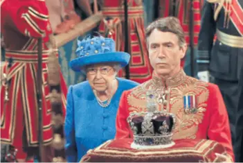  ??  ?? Elizabeta s krunom U Kraljičino­m govoru (riječ je o govoru koji piše vlada, a Kraljica ga “samo” čita) najavljeno je 27 zakona do 2019.
