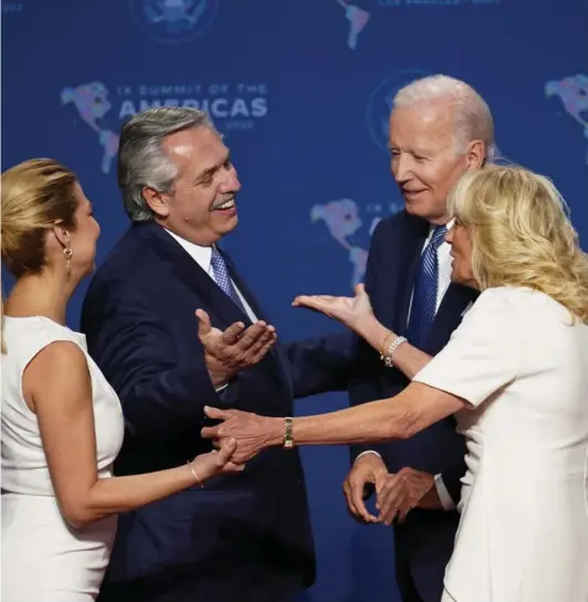  ?? ?? ► El Presidente de EE.UU., Joe Biden, y la primera dama, Jill Biden, dan la bienvenida a Alberto Fernández y su esposa, Fabiola Yáñez.