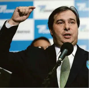  ?? Pedro Ladeira/Folhapress ?? O deputado federal Rodrigo Maia (DEM-RJ), durante o lançamento de sua pré-candidatur­a ao Planalto; promessa de um ‘pacto contra a velha política’