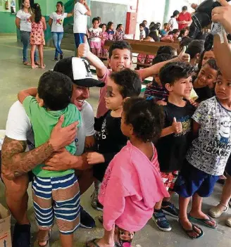  ?? FABIO MARADEI ?? Emoção. Gabriel Medina antecipa o Dia das Crianças e entrega mais de 500 brinquedos