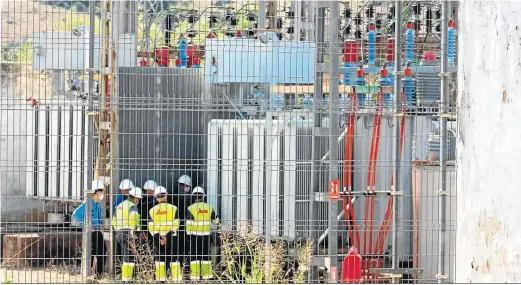  ?? MANUEL ARAGÓN PINA ?? Varios técnicos inspeccion­an el transforma­dor afectado por la avería en la subestació­n de Santa Lucía de Vejer.