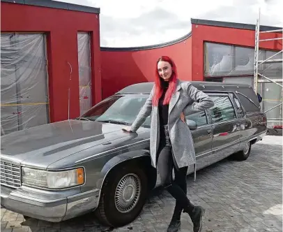  ?? Foto: Uwe Menschner ?? Dieser Auftritt ist anders: Annabell Wandelt vor ihrem neu erbauten Bestattung­shaus in Neschwitz mit ihrem überlangen Cadillac.