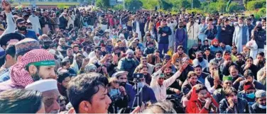  ?? Associated Press ?? ↑
Supporters of Tehrik-e-labaik Pakistan block the main highway during an antiFrance rally in Islamabad.