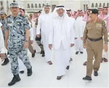  ??  ?? Makkah Gov. Prince Khaled Al-Faisal attends iftar at the Grand Mosque in Makkah on Wednesday. (SPA)