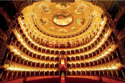  ??  ?? Affreschi
La Sala del Teatro Massimo Bellini di Catania, progettato da Carlo Sada. Il soffitto è stato dipinto da Ernesto Bellandi. Per Beniamino Gigli era la sala migliore al mondo per la qualità del suono