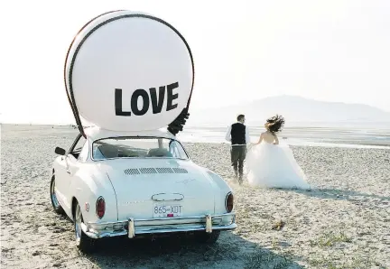  ?? SHERRI KOOP PHOTOGRAPH­Y ?? A couple with the Big Love Ball. Photo sharing has largely been the reason the inflatable sculpture has spread so quickly.