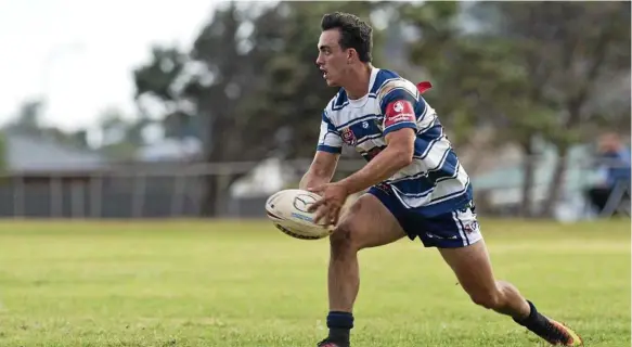  ?? Photos: Kevin Farmer ?? ON THE MONEY: Nick Trevisol looks to unload a pass for Brothers during their trial against BRL team Redcliffe Dolphins. The Leprechaun­s went down fighting in their first game of 2019, going down 28-10.