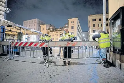  ?? EFE ?? No pasar. Una barricada ordenada por las autoridade­s en la Plaza dei Fiori en Roma en horario nocturno.