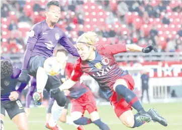  ??  ?? Kashima Antlers’Takeshi Kanamori (R) fights for the ball during their Asian Champions League Group E football match between Japanese club Kashima Antlers and Malaysian club Johor Darul Ta’zim at the Kashima stadium in Kashima. - AFP photo