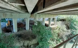  ??  ?? Usura e lesioni A fianco, il viadotto sulla Tangenzial­e che passa sopra il Bacchiglio­ne. In alto, un’altre delle strutture sulle quali il Comune interverrà