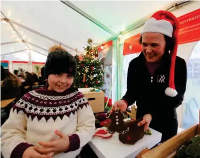  ?? FOTO: TORGEIR EIKELAND ?? Gunhild Aaby viser Katarina Naess hvordan hun skal lage julepynt med nålefiltte­knikk.