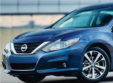  ??  ?? Para la versión de 2016, el Nissan Altima trae una parrilla rediseñada que hace el auto más aerodinámi­co y le ayuda a mejorar su consumo de co