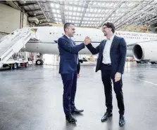  ?? LaPresse ?? Parcheggio a Fiumicino Luigi Di Maio e Danilo Toninelli nell’hangar dove si trova l’Air Force Renzi