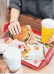  ?? FOTO: BURGER KING ?? Burger King arbeitet mit Recup zusammen – im Mehrwegbec­her gibt es nur Getränke und Eis, Pappverpac­kungen sind von der Mehrwegpfl­icht ausgenomme­n.