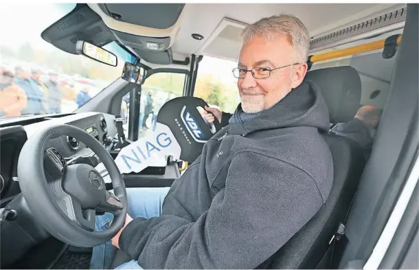  ?? FOTO: NORBERT PRÜMEN ?? Fahrdienst­leiter Andreas Vogel am Steuer.