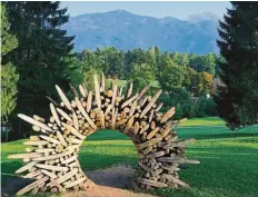  ?? ?? Mit dem Fahrrad kann man die Gegend erkunden (l.). In den Wäldern des Val-di-Sella-Tales sind einige Kunstwerke zu entdecken (M.) – oder man besucht das Castello di Pergine (r.). Fotos: Thomaso Prugnola, Orlerimage­s.com, Claudia Corrent