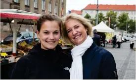  ??  ?? åsIkteRNa gåR IsäR. Tanja Diekmann (t.h.) och Annalena Brozeit är stadstjäns­temän och trygga i sina jobb. I flyktingfr­ågan har de däremot olika åsikter.