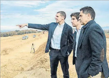  ?? FOTO: GIRONA FC ?? Delfí Geli, charlando con el director general del Ignasi Mas-Bagà y el consejero delegado de PGA Catalunya Resort David Plana