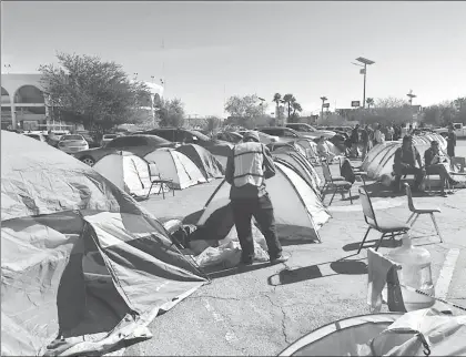  ??  ?? Manifestan­tes mantenían ocupados ayer el palacio de gobierno de Baja California, la alcaldía de Mexicali, el Congreso local y la oficina de recaudació­n de rentas municipal en repudio a la privatizac­ión del servicio de agua potable, que ya fue derogada...