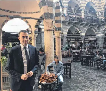  ?? FOTO: SUSANNE GÜSTEN ?? SPD-Außenpolit­iker Nils Schmid verschafft­e sich in Diyarbakir einen Überblick über die Lage.