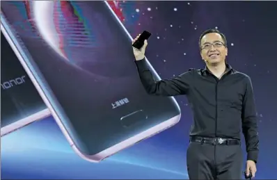 ?? PROVIDED TO CHINA DAILY ?? Zhao Ming, president of Honor, shows the latest smartphone, Honor Magic, at Friday’s release.
