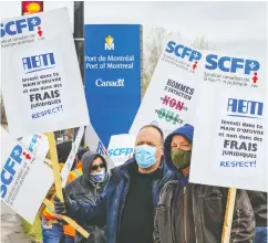  ?? JOHN MAHONEY / POSTMEDIA NEWS ?? Longshorem­en picket at the Port of Montreal,
where port workers have been without a labour agreement since December 2018.