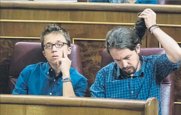  ?? DANI DUCH ?? Los dirigentes de Podemos, Íñigo Errejón y Pablo Iglesias, en sus escaños del Congreso de los Diputados