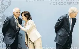  ?? DANI DUCH ?? El ministro Borrell y la vicepresid­enta Calvo, junto a Alfonso Dastis