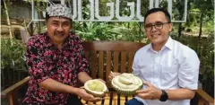  ?? RAMADA KUSUMA/JAWA POS RADAR BANYUWANGI ?? UNGGULAN: Perintis Durian Garden, Songgon, Harmadi (kiri) bersama Bupati Abdullah Azwar Anas menunjukka­n durian ketan yang jadi andalannya.