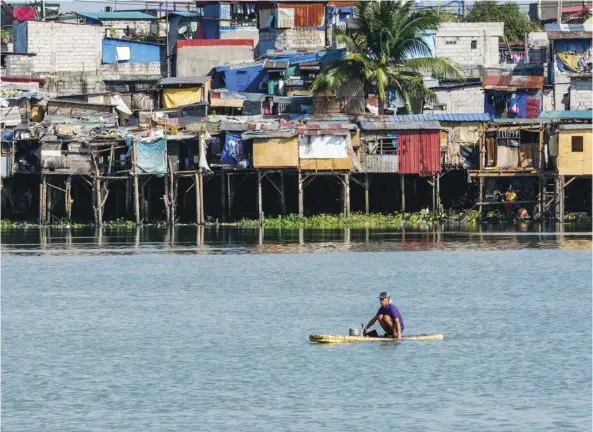  ?? PHOTOGRAPH BY KING RODRIGUEZ FOR THE DAILY TRIBUNE ?? A MAN bravely uses an odd floating platform while sailing on Manila Bay along Baseco Compound on Monday.