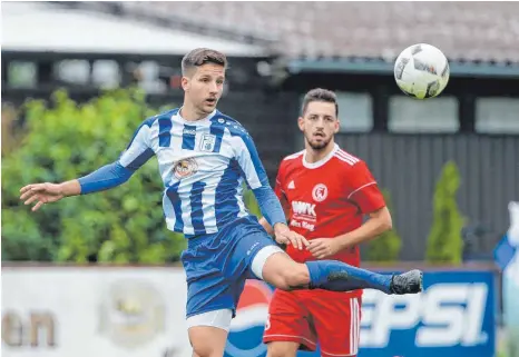  ?? FOTO: VOLKER STROHMAIER ?? Zugang Dario Nikolic (links) hat sich zum Stammspiel­er entwickelt und bildet mit Mathias Wesolowski die Innenverte­idigung bei Olympia Laupheim. Beide dürften im Spiel gegen Ehingen-Süd gefordert sein.