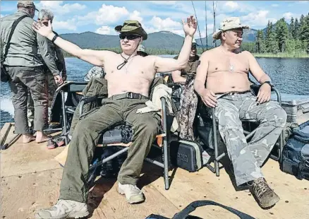  ?? SPUTNIK / REUTERS ?? Vladímir Putin y el ministro de Defensa, Serguéi Shoigú, de vacaciones en Siberia