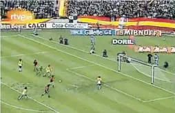  ??  ?? No fue gol. El increíble fallo de Cardeñosa, incapaz de marcar a puerta vacía en el partido entre España y Brasil, en Mar del Plata
