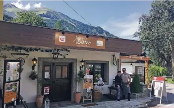  ?? FOTOS (3): VENNEN ?? Das ist der neue Arbeitspla­tz der Vennens: Im idyllische­n Pinzgau haben sich die Gastronome­n mit einem Steakhaus einen Traum erfüllt. Die Auswandere­r halten den Kontakt in ihre alte Heimat Liedberg.