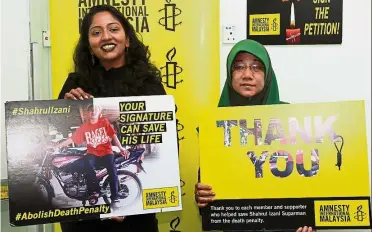  ??  ?? Mission accomplish­ed: Shamini (left) and Sapenah Nawawi with the world-wide campaign posters to save Shahrul’s life.