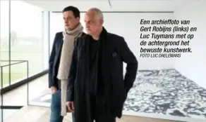  ?? FOTO LUC DAELEMANS ?? Een archieffot­o van Gert Robijns (links) en Luc Tuymans met op de achtergron­d het bewuste kunstwerk.