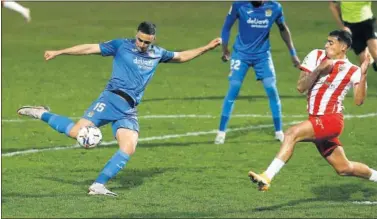  ??  ?? Pulido intenta rematar un balón mientras Samu Costas trata de taponarle.