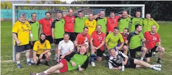  ?? FOTO: RAINER BOMBARDI ?? Drei Teams, ein Gedanke: Mit Spaß am Handballsp­iel im Freien, möglichst erfolgreic­h abzuschnei­den. Gewonnen hat schließlic­h die Handball AH der TG Schura (rot).