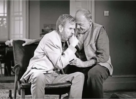  ?? FOTO: DPA ?? Timothy Spall (l.) und Bruno Ganz in einer Szene des Films „The Party“.