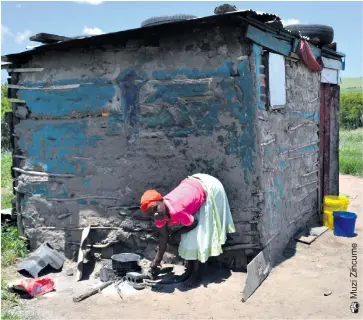  ??  ?? Philisiwe Mthembu making lunch from discarded rubbish bin food to feed her family