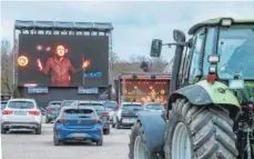  ?? FOTO: SIEDLER ?? Kabarett im Autokino auf dem Schießwase­n. Junglandwi­rte aus Neuler-Sulzdorf, Fachsenfel­d, Heubach und Mutlangen hatten die Logenplätz­e.