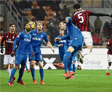  ?? — AP ?? It’s a screamer: AC Milan’s Giacomo Bonaventur­a (right) scoring against Bologna during their Serie A match in San Siro on Sunday.