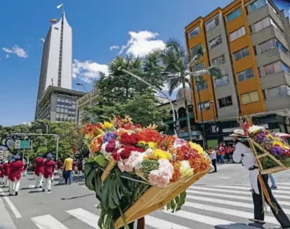  ?? FOTO MANUEL SALDARRIAG­A ?? Con silletas y bandas marciales se llevó a cabo el Desfile Pacífico, que partió desde el Teatro Pablo Tobón Uribe y terminó en la estación de la Policía Metropolit­ana.