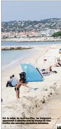  ??  ?? Sur le sable de Juan-les-Pins, les baigneurs apprennent à cohabiter avec les travaux de constructi­on des nouvelles concession­s balnéaires.