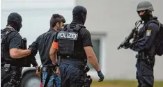  ?? Foto: Boris Roessler, dpa ?? Ali B. auf dem Weg zum Polizeiprä­sidium Westhessen. Nach seiner Flucht war er aus dem Nordirak zurück nach Deutschlan­d gebracht worden.