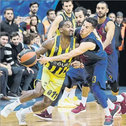  ?? FOTO: GETTY IMAGES ?? Brad Wanamaker intenta superar la defensa de Heurtel en la última visita del Fenerbahçe al Palau Blaugrana