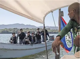  ?? ALEJANDRO CEGARRA PARA THE NEW YORK TIMES ?? El personal militar guatemalte­co confronta a los Voluntario­s Territoria­les Beliceños, en el río Sarstún este mes.